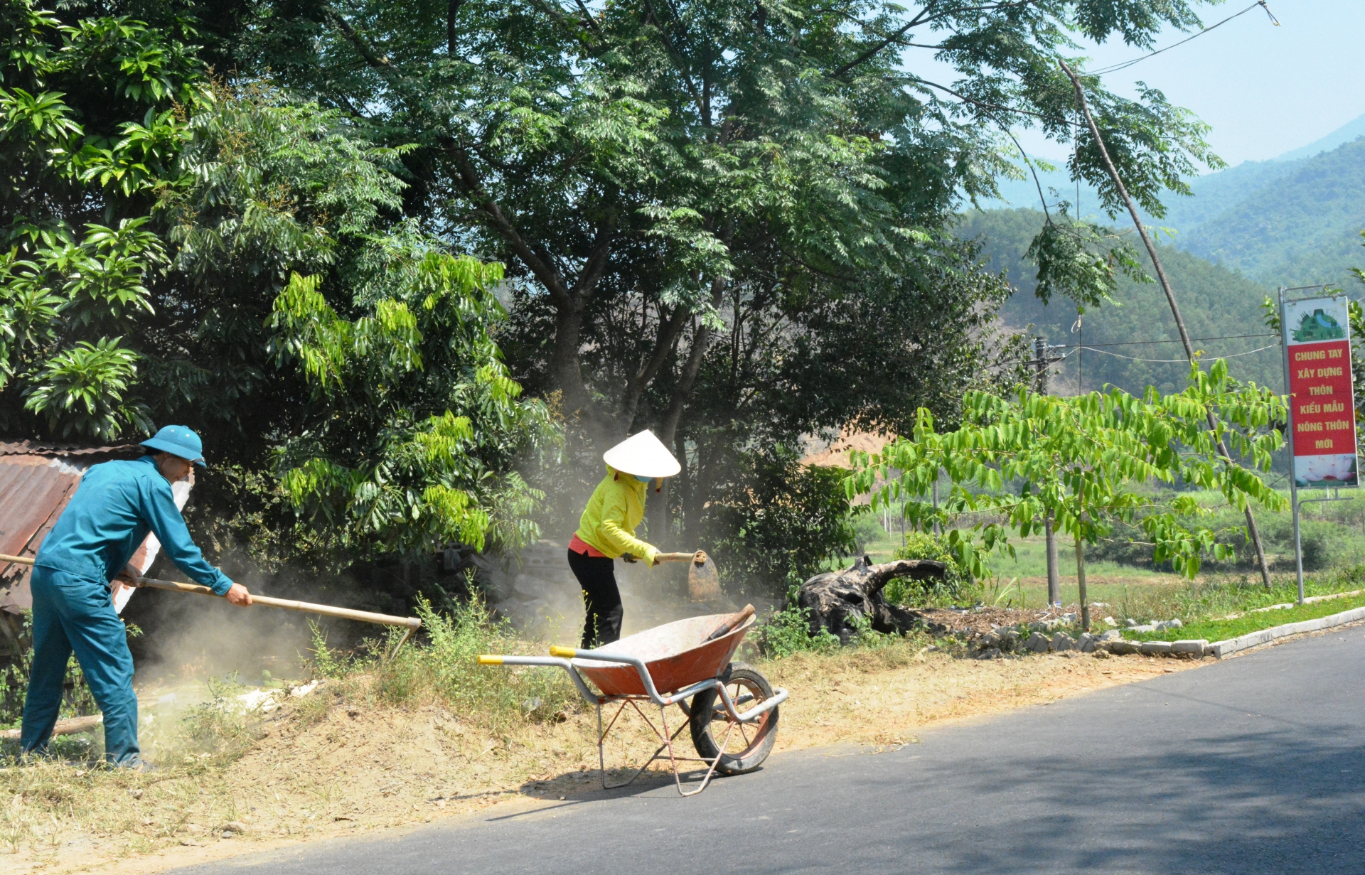 Đoàn viên, người lao động xã tham gia “Ngày Nông thôn mới” vào thứ 5 hằng tuần