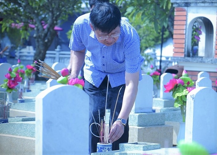 Đoàn công tác Tổng LĐLĐ Việt Nam tri ân các thương binh, liệt sĩ