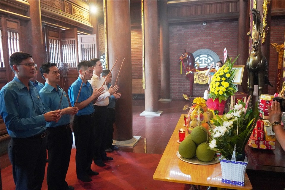 Tổng LĐLĐ Việt Nam dâng hương tưởng niệm lãnh tụ Nguyễn Đức Cảnh