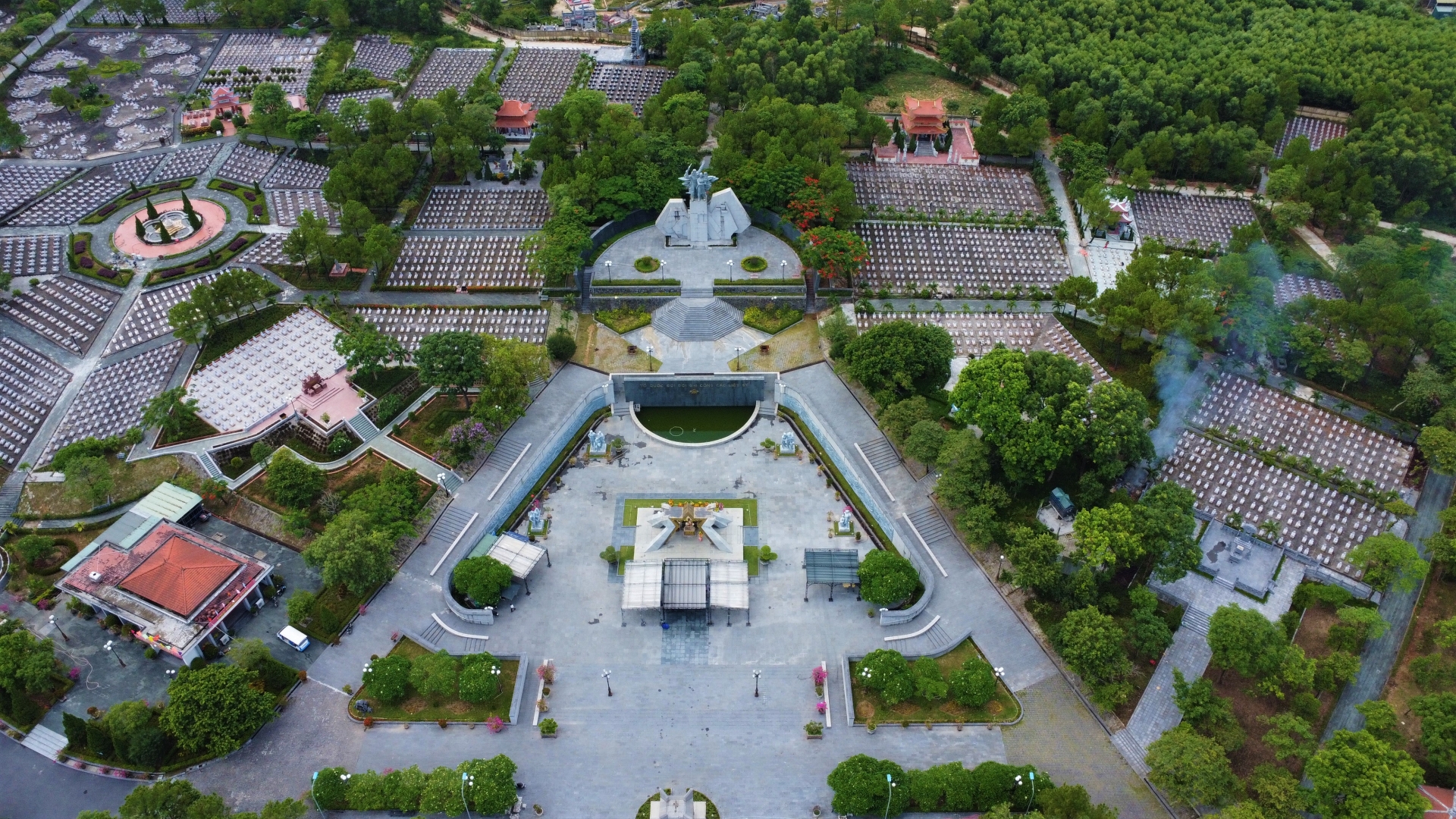 Đoàn công tác Tổng LĐLĐ Việt Nam tri ân các anh hùng liệt sĩ tại Quảng Trị