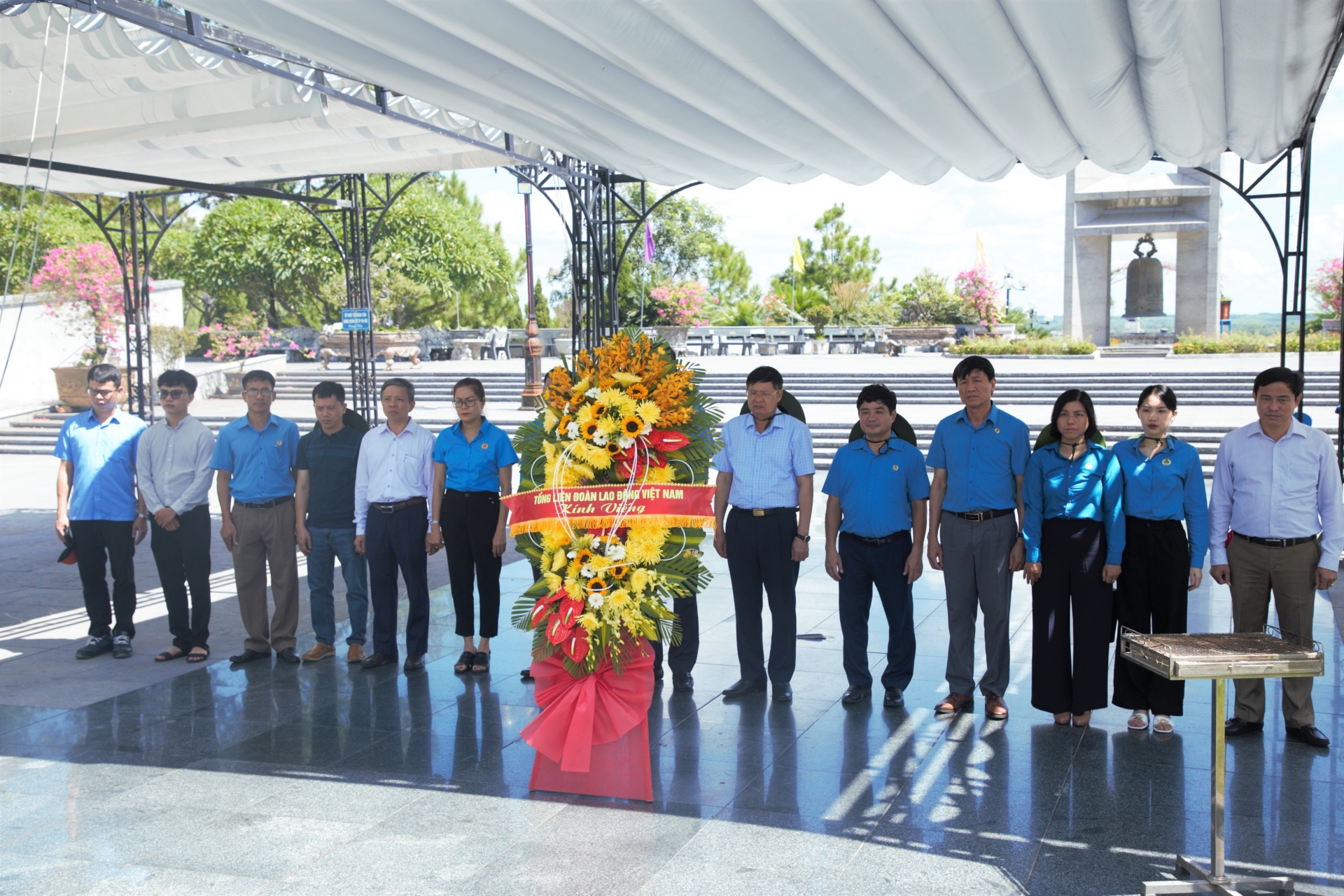 Đoàn công tác Tổng LĐLĐ Việt Nam tri ân các anh hùng liệt sĩ tại Quảng Trị