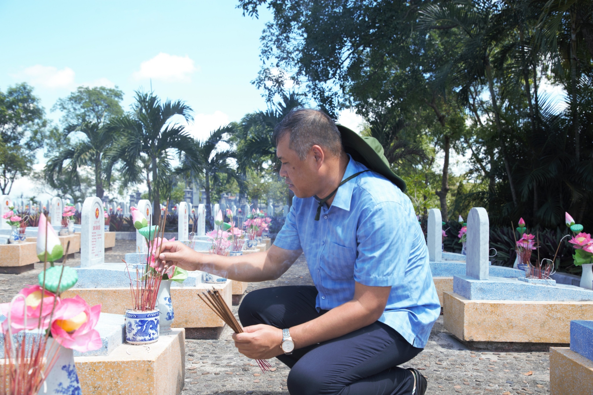 Đoàn công tác Tổng LĐLĐ Việt Nam tri ân các anh hùng liệt sĩ tại Quảng Trị