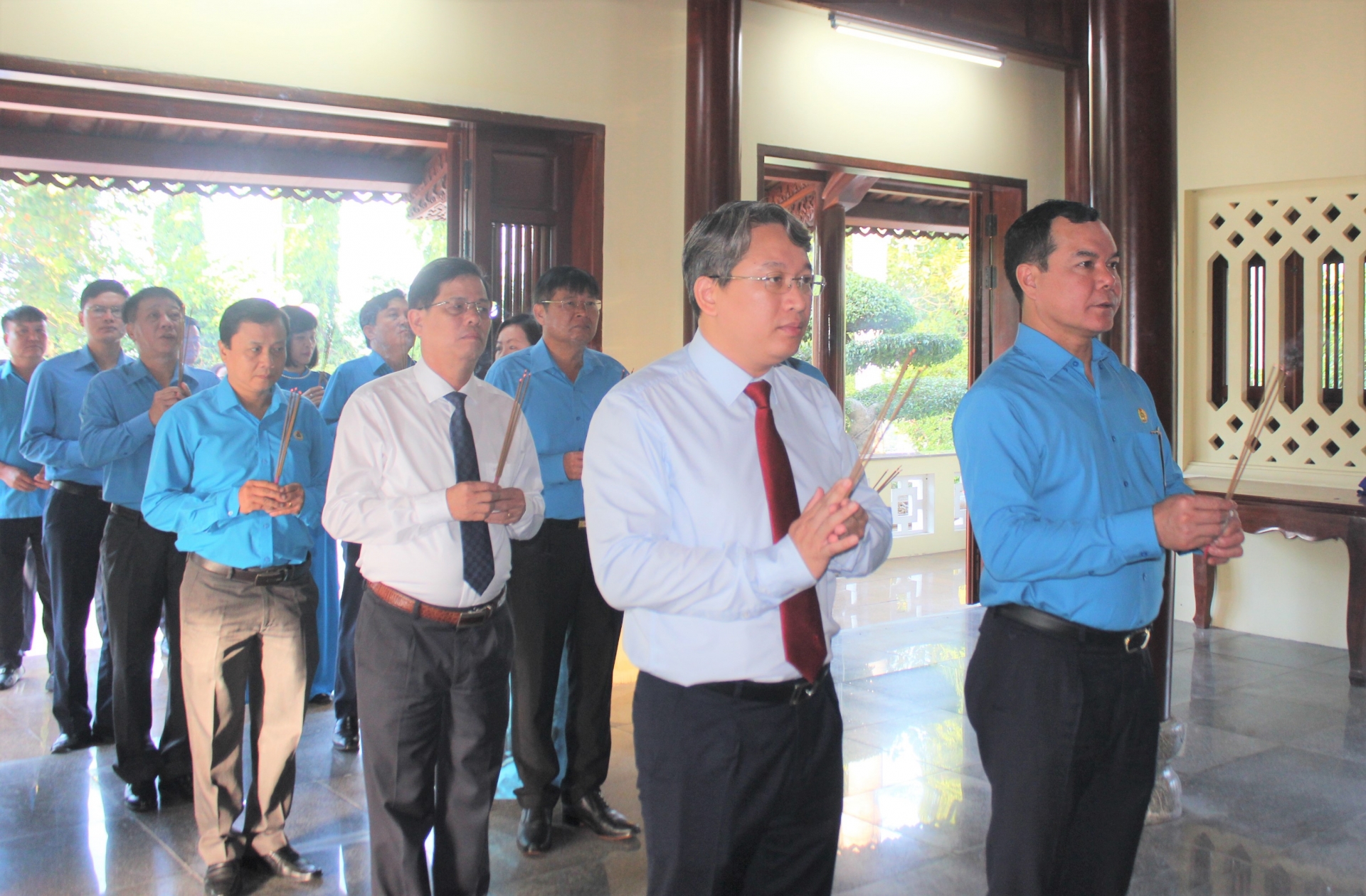 Lãnh đạo Tổng LĐLĐ Việt Nam dâng hương tại Nghĩa trang liệt sĩ Hòn Dung