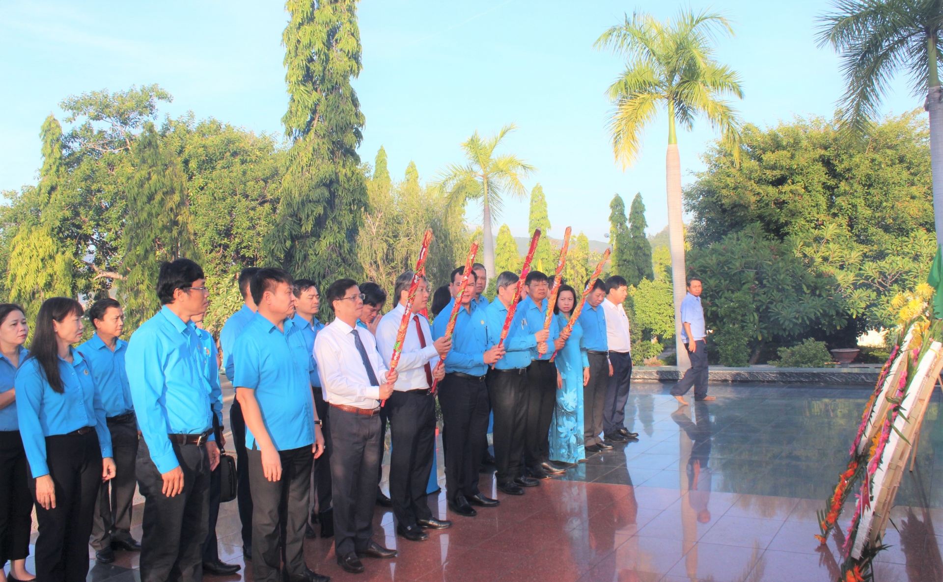 Lãnh đạo Tổng LĐLĐ Việt Nam dâng hương tại Nghĩa trang liệt sĩ Hòn Dung