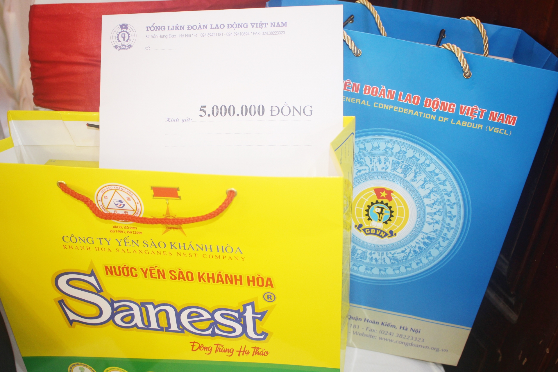 Tổng LĐLĐ Việt Nam tri ân, tặng quà thân nhân liệt sĩ Gạc Ma Tổng LĐLĐ Việt Nam tri ân, tặng quà thân nhân liệt sĩ Gạc Ma