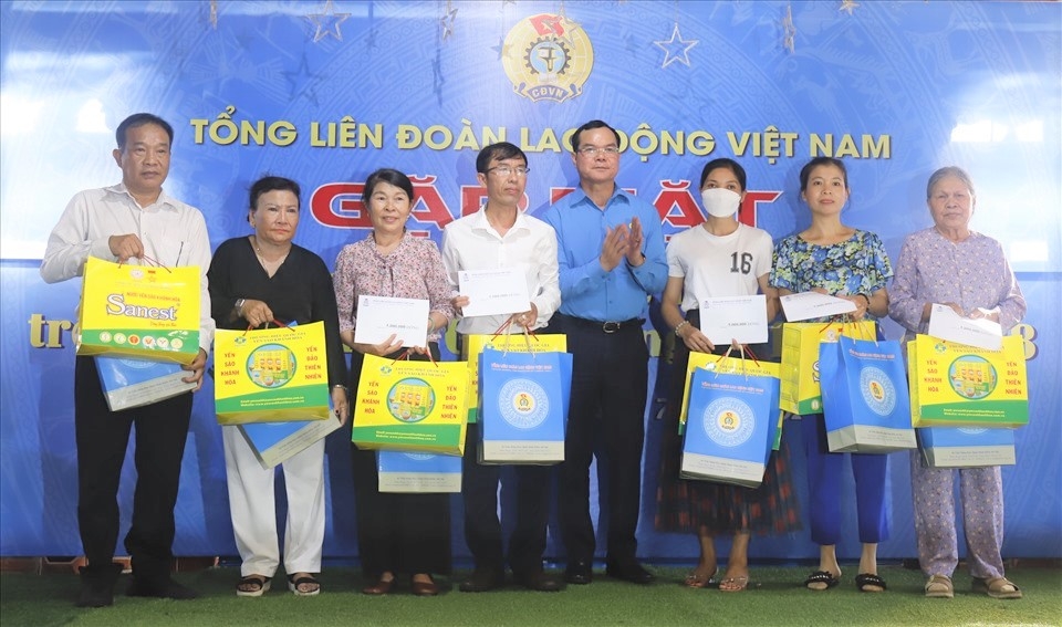 Tổng LĐLĐ VN tri ân, tặng quà thân nhân liệt sĩ Gạc Ma Tổng LĐLĐ VN tri ân, tặng quà thân nhân liệt sĩ Gạc Ma