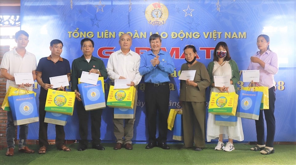 Tổng LĐLĐ VN tri ân, tặng quà thân nhân liệt sĩ Gạc Ma Tổng LĐLĐ VN tri ân, tặng quà thân nhân liệt sĩ Gạc Ma