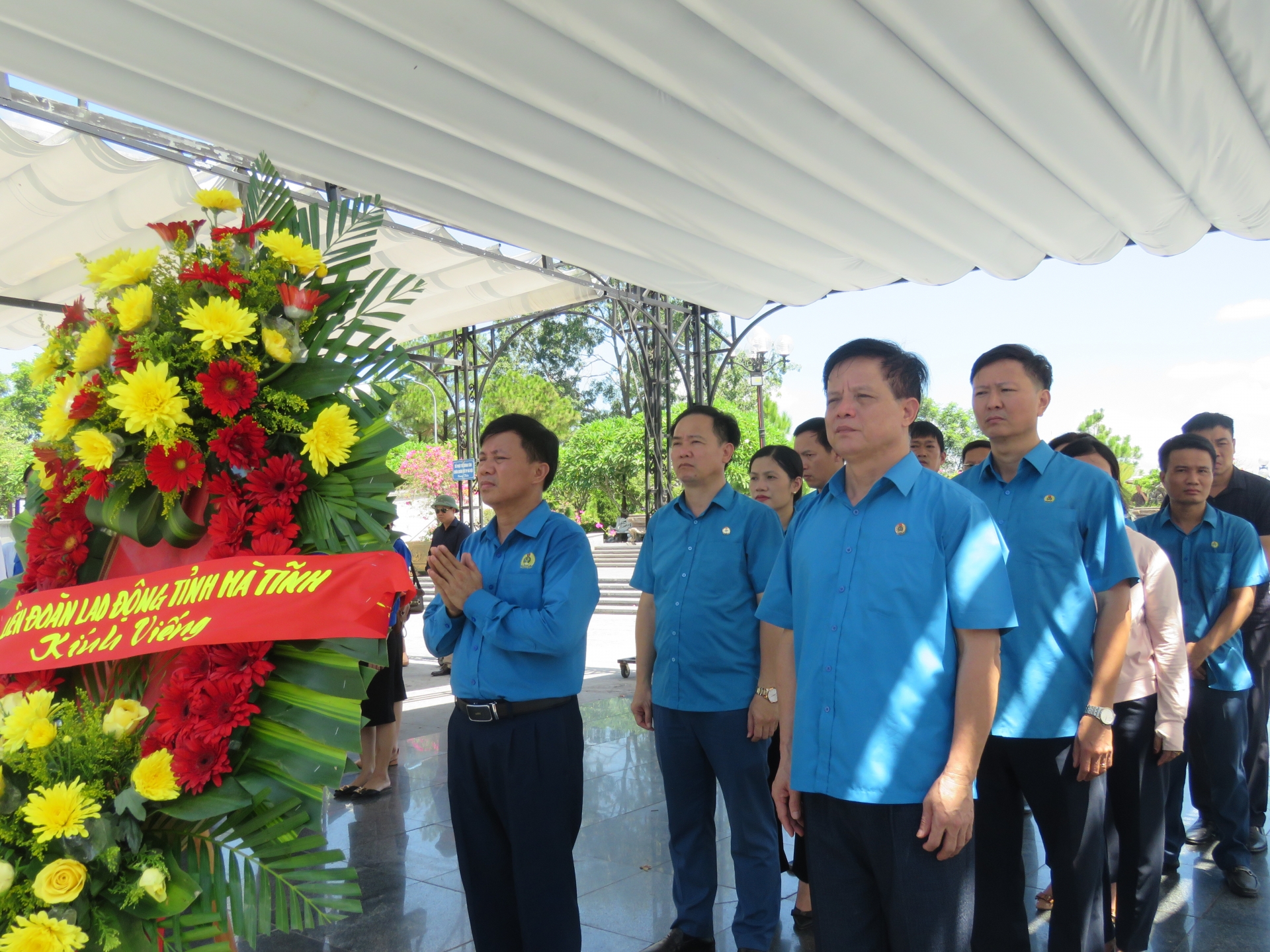 LĐLĐ Hà Tĩnh dâng hương, tri ân các anh hùng liệt sĩ tại Quảng Trị LĐLĐ Hà Tĩnh dâng hương, tri ân các anh hùng liệt sĩ tại Quảng Trị