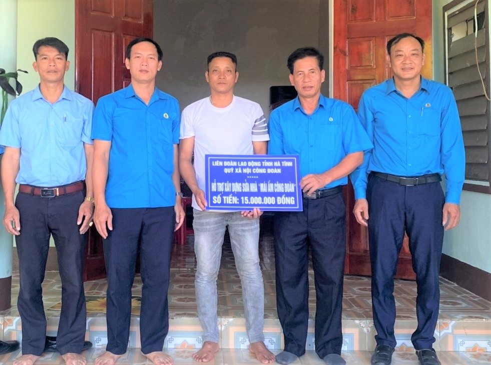 LĐLĐ tỉnh Hà Tĩnh trao hỗ trợ 5 nhà “Mái ấm Công đoàn” cho đoàn viên