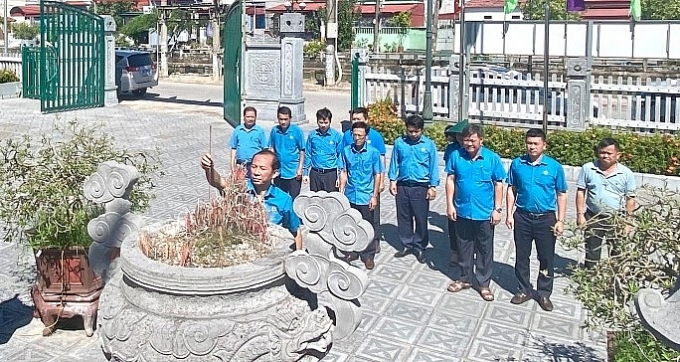 Chủ tịch LĐLĐ tỉnh Võ Mạnh Sơn thành kính dâng hương tại khu tưởng niệm đồng chí Nguyễn Đức Cảnh ở thị trấn Diêm Điền, huyện Thái Thụy, tỉnh Thái Bình. Chủ tịch LĐLĐ tỉnh Võ Mạnh Sơn thành kính dâng hương tại khu tưởng niệm đồng chí Nguyễn Đức Cảnh ở thị trấn Diêm Điền, huyện Thái Thụy, tỉnh Thái Bình.