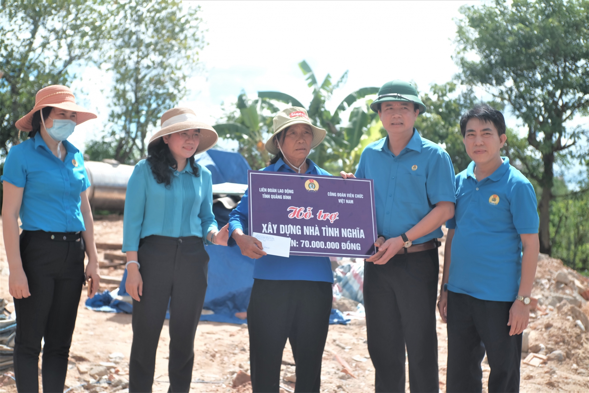 LĐLĐ tỉnh Quảng Bình trao hỗ trợ xây 2 nhà tình nghĩa cho gia đình chính sách