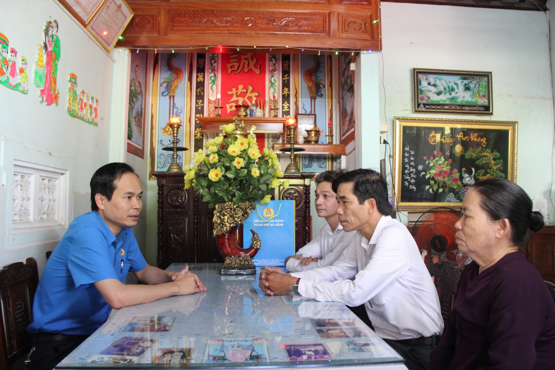 LĐLĐ TP Đà Nẵng thăm, tặng quà các gia đình chính sách