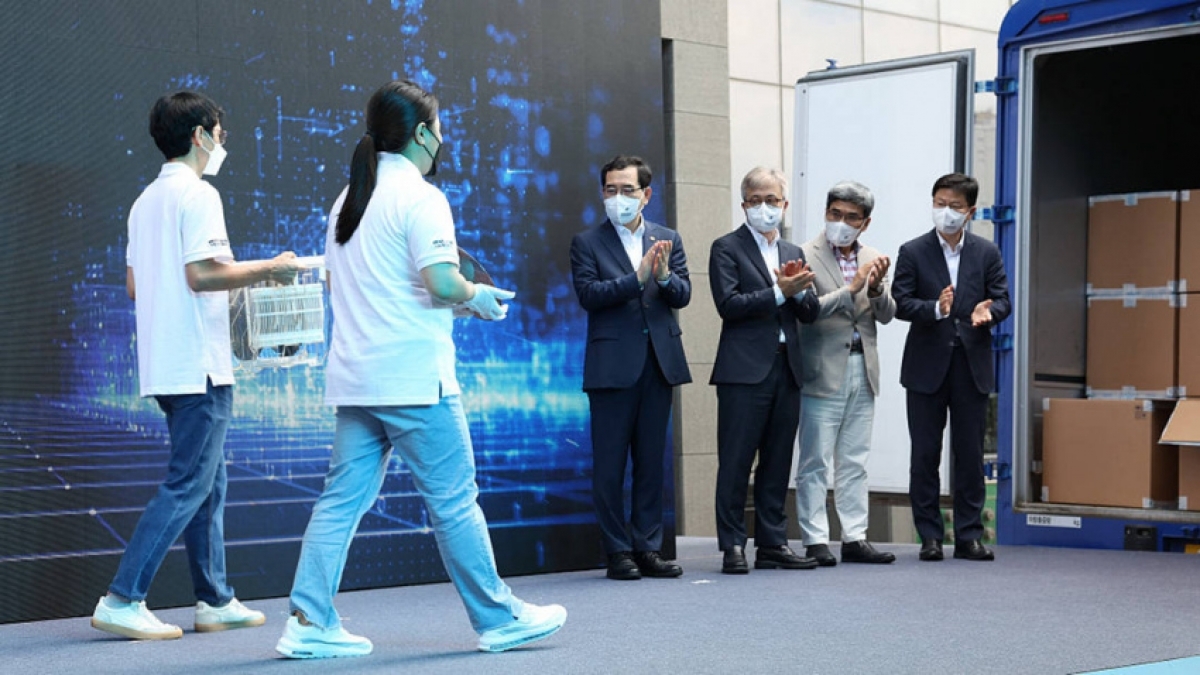 Các nhân viên Samsung đưa chip 3nm lên một chiếc xe tải tại buổi lễ kỷ niệm lô hàng chip GAA 3nm đầu tiên.
