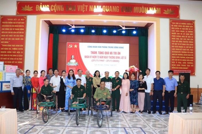 Công đoàn Văn phòng Trung ương Đảng thăm, tặng quà các thương binh