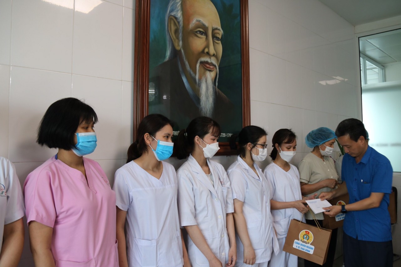 “Cần chăm lo hơn nữa cho đội ngũ y, bác sỹ” “Cần chăm lo hơn nữa cho đội ngũ y, bác sĩ”