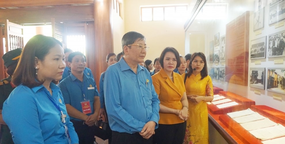 Dâng hương, báo công với anh linh đồng chí Nguyễn Văn Linh