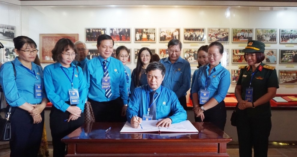 Dâng hương, báo công với anh linh đồng chí Nguyễn Văn Linh