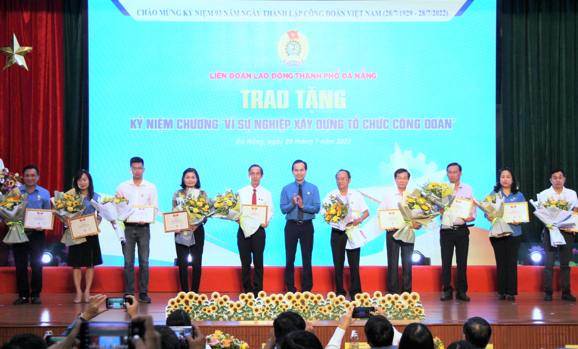 LĐLĐ TP Đà Nẵng nhận Bằng khen của Thủ tướng Chính phủ LĐLĐ TP Đà Nẵng nhận Bằng khen của Thủ tướng Chính phủ