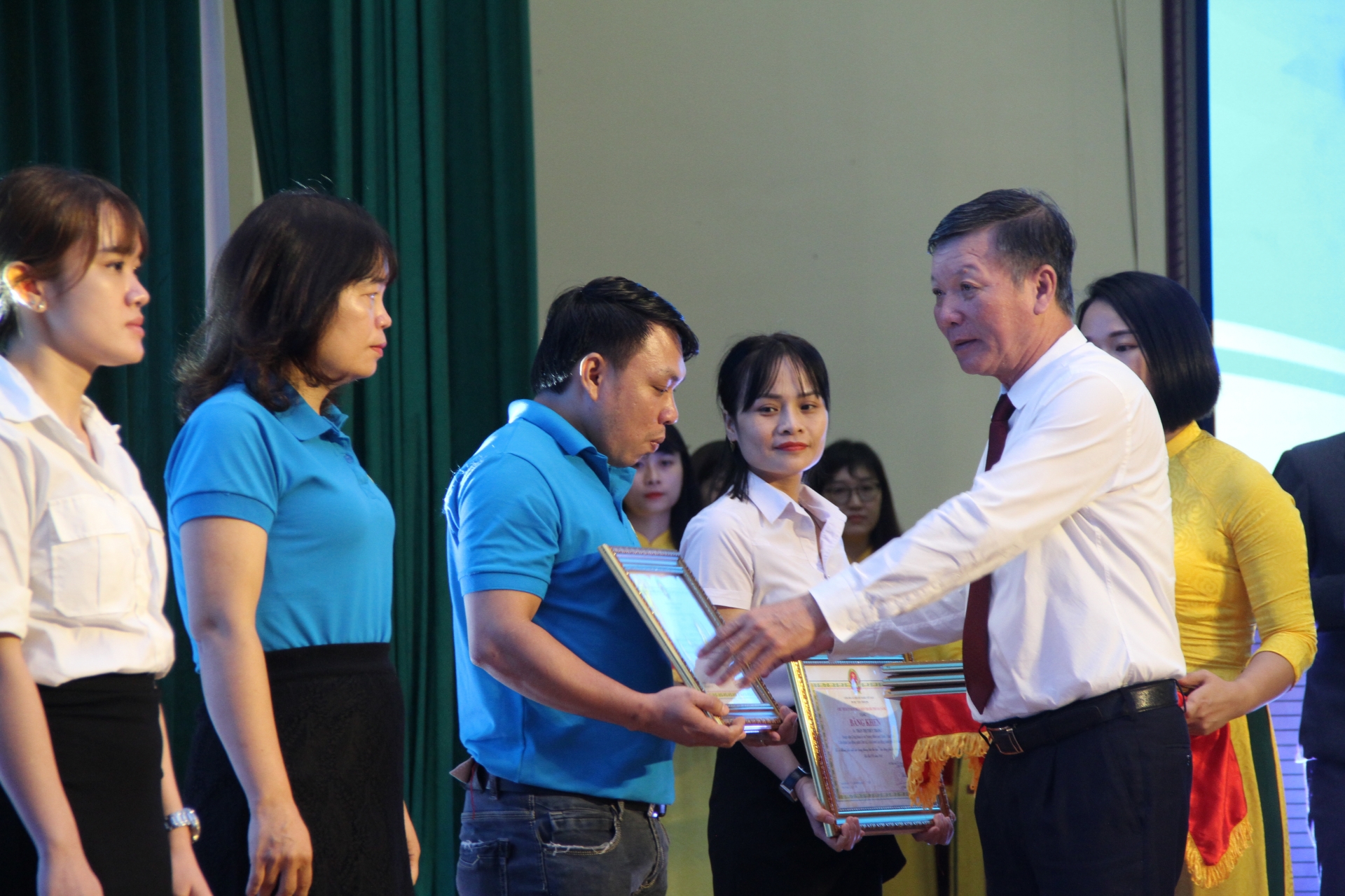 LĐLĐ TP Đà Nẵng nhận Bằng khen của Thủ tướng Chính phủ LĐLĐ TP Đà Nẵng nhận Bằng khen của Thủ tướng Chính phủ