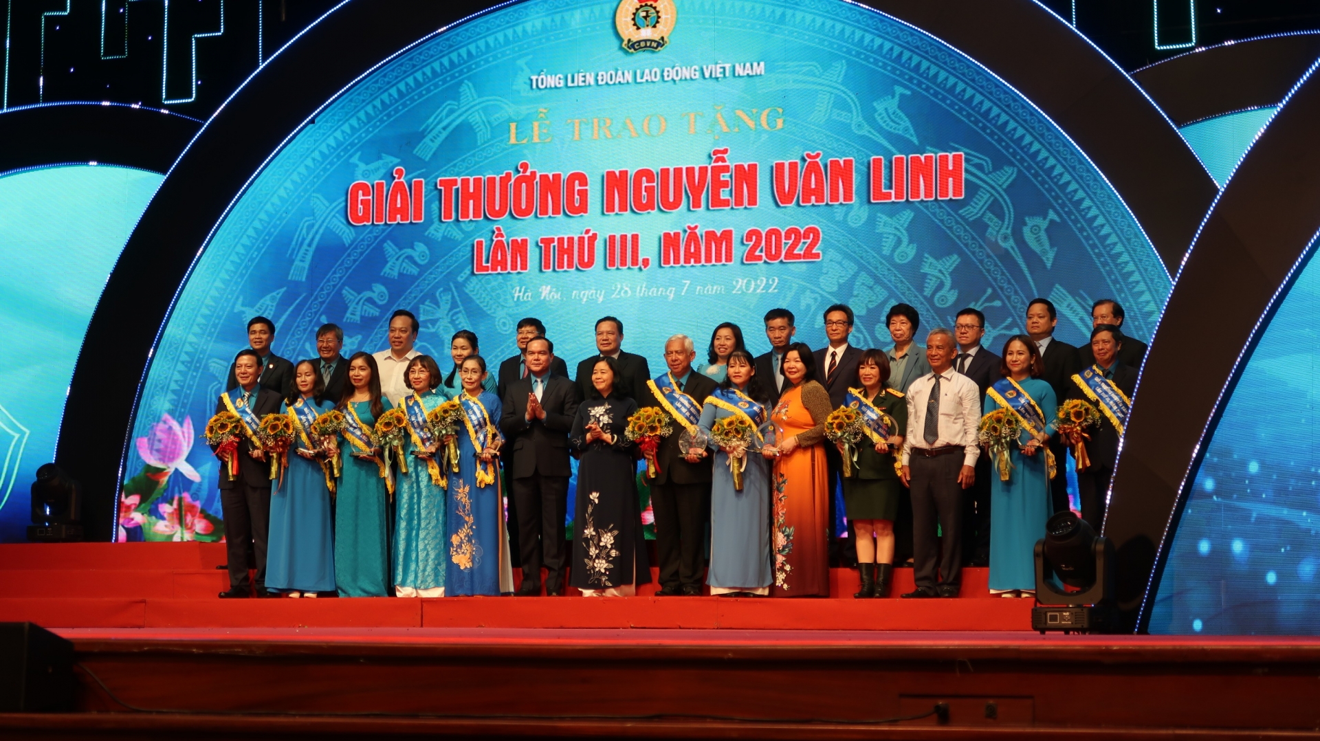 Ấn tượng Lễ trao tặng Giải thưởng Nguyễn Văn Linh lần thứ III Ấn tượng Lễ trao tặng Giải thưởng Nguyễn Văn Linh lần thứ III