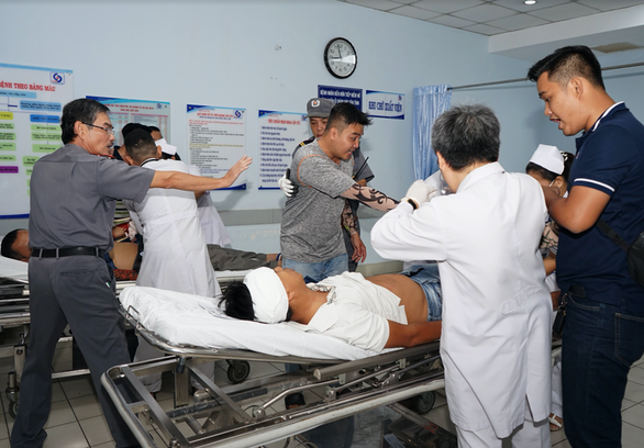 Một bác sĩ bị người nhà bệnh nhân bóp cổ khi đang làm nhiệm vụ