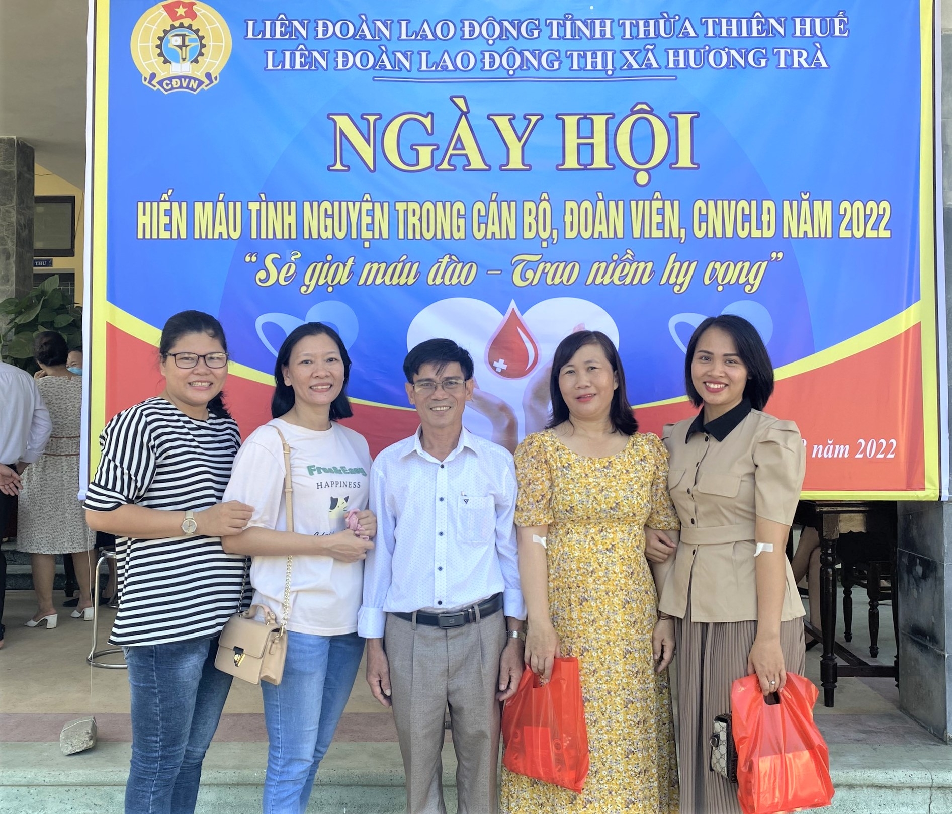 Đoàn viên Công đoàn Hương Trà chia sẻ giọt máu hồng, trao niềm hi vọng sống Đoàn viên Công đoàn Hương Trà chia sẻ giọt máu hồng, trao niềm hi vọng sống