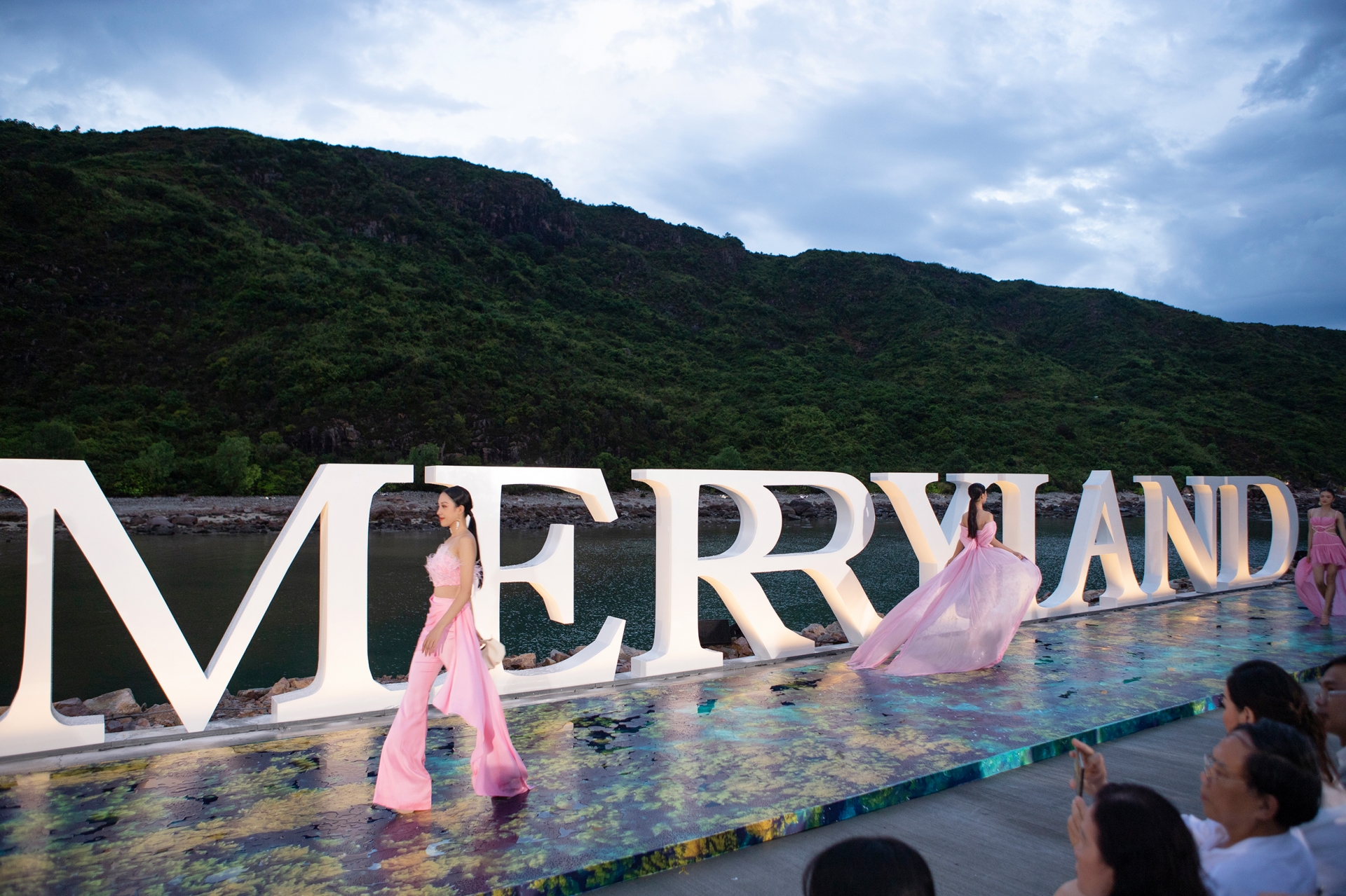 Chiêm ngưỡng sàn catwalk giữa biển độc đáo của Miss World Vietnam 2022 Chiêm ngưỡng sàn catwalk giữa biển độc đáo của Miss World Vietnam 2022