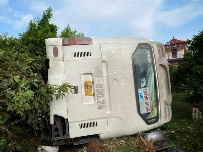 Bắc Giang: Lật xe khách chở 21 công nhân trên đường đi làm Bắc Giang: Lật xe khách chở 21 công nhân trên đường đi làm
