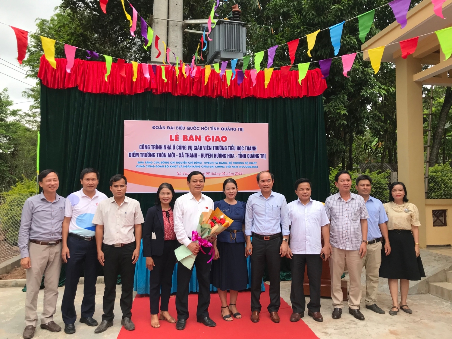 PVcomBank trao tặng 2 nhà công vụ cho giáo viên vùng cao tỉnh Quảng Trị PVcomBank trao tặng 2 nhà công vụ cho giáo viên vùng cao tỉnh Quảng Trị