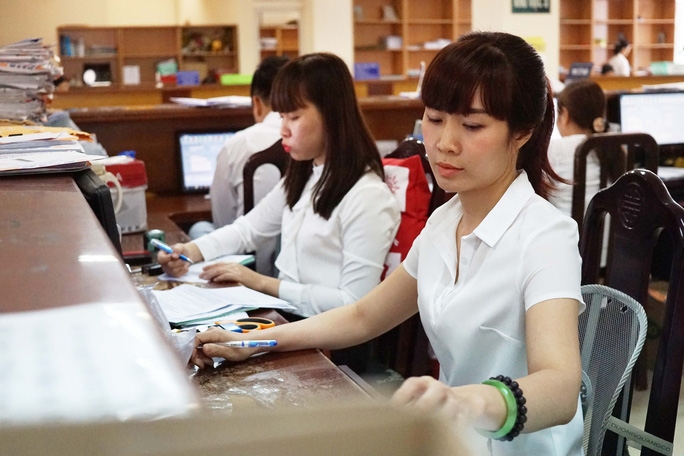 Công chức bỏ việc: Lương thấp hay bệnh của cơ chế?