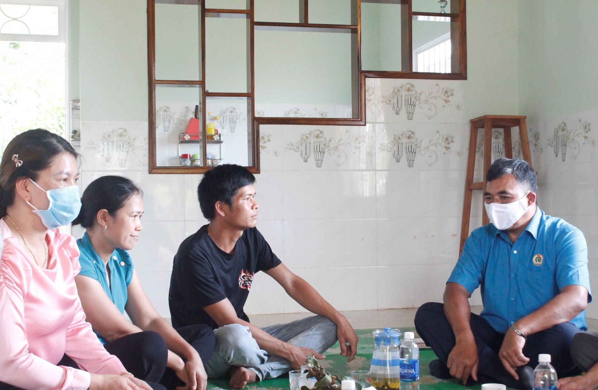 Công đoàn Đắk Lắk chú trọng bảo vệ quyền lợi, chăm lo cho lao động nữ Công đoàn Đắk Lắk chú trọng bảo vệ quyền lợi, chăm lo cho lao động nữ