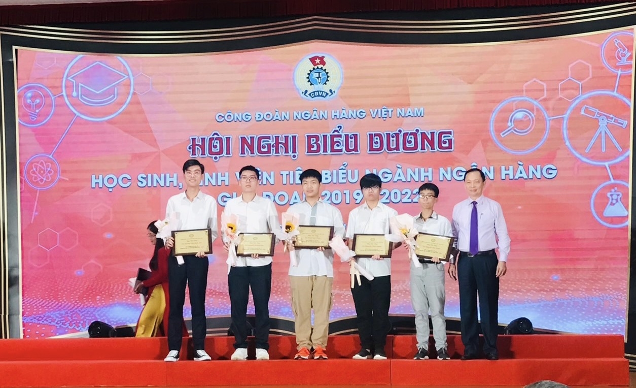 Công đoàn Ngân hàng Việt Nam biểu dương học sinh, sinh viên tiêu biểu