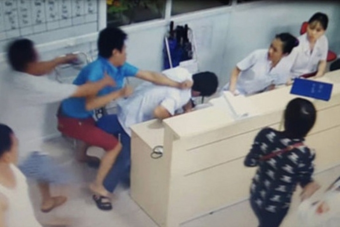 Hành hung cán bộ y tế cứu mạng người thân của mình là vô ơn!