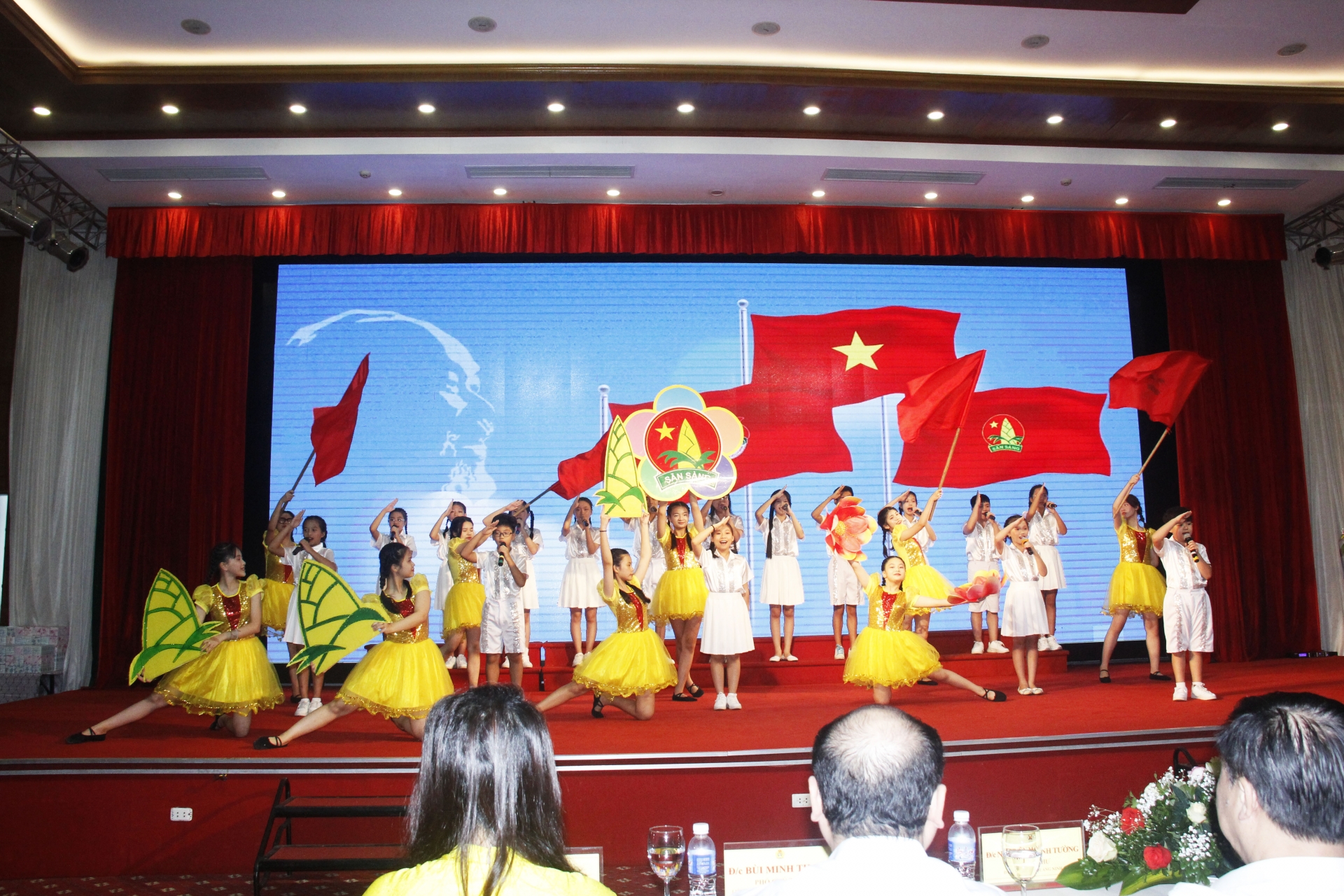 Công đoàn TKV tuyên dương con CNVCLĐ đạt thành tích cao trong học tập Công đoàn TKV tuyên dương con CNVCLĐ đạt thành tích cao trong học tập