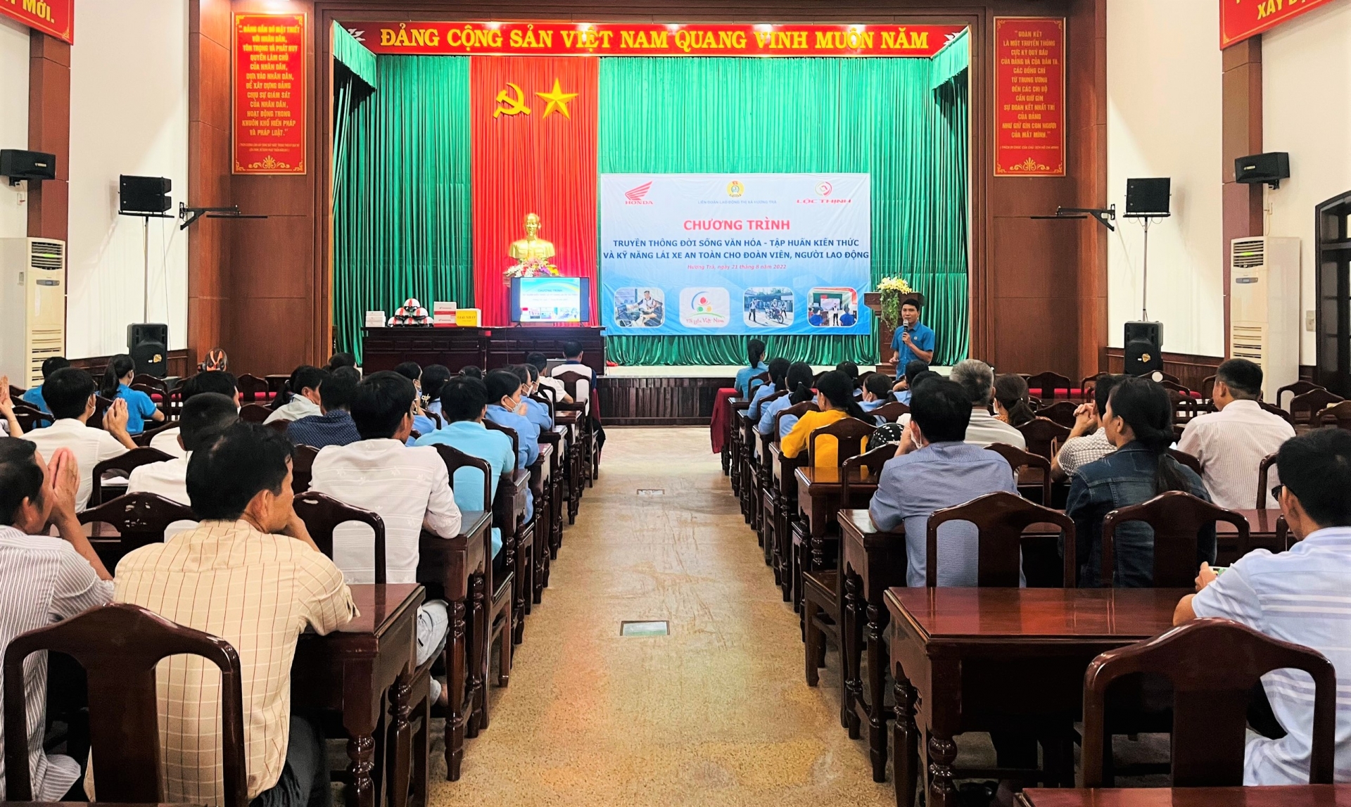 Hơn 100 đoàn viên, NLĐ được tập huấn kiến thức và kỹ năng lái xe an toàn Hơn 100 đoàn viên, NLĐ được tập huấn kiến thức và kỹ năng lái xe an toàn