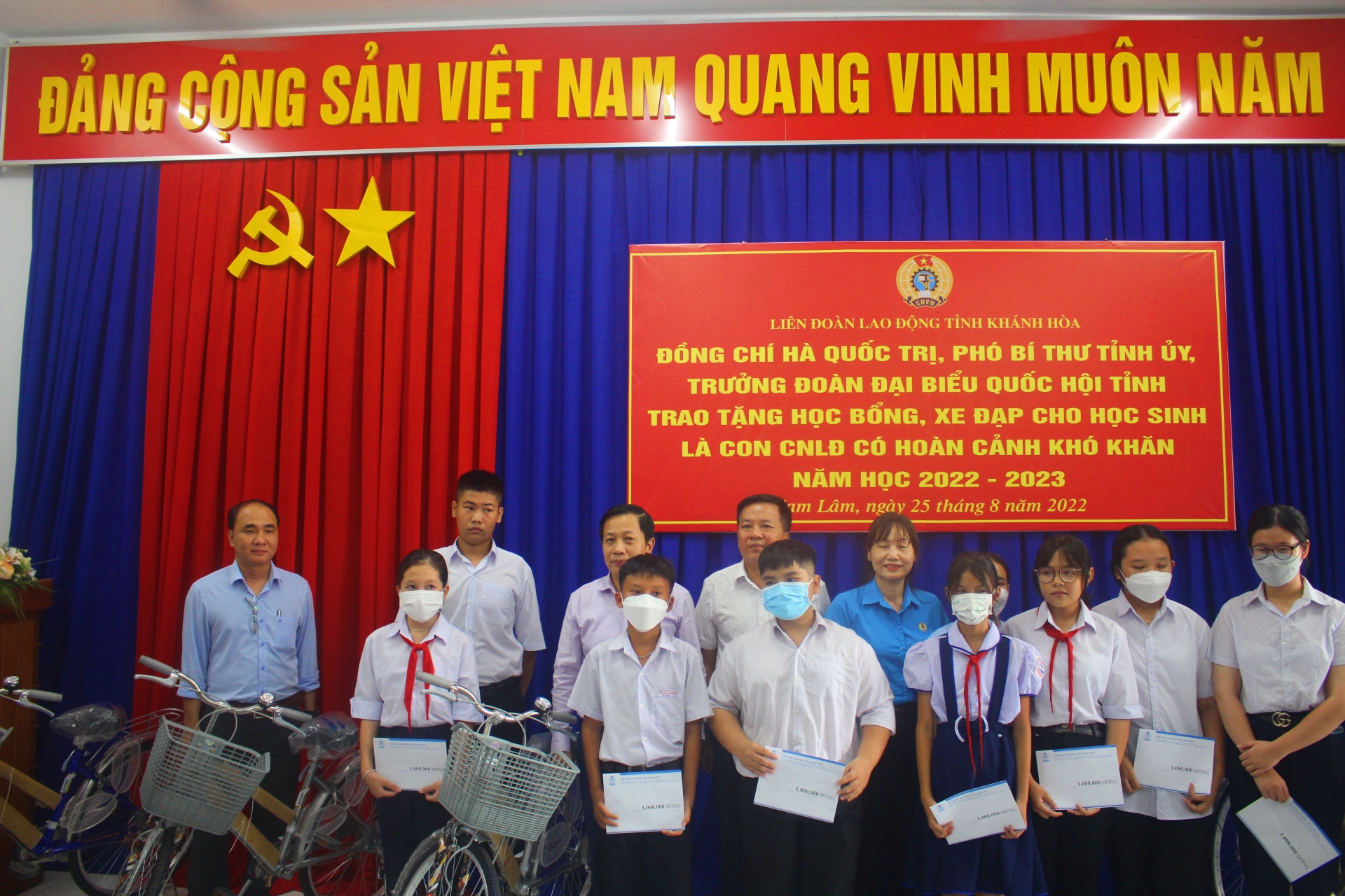 LĐLĐ tỉnh Khánh Hòa: Trao tặng học bổng, xe đạp cho con công nhân có hoàn cảnh khó khăn