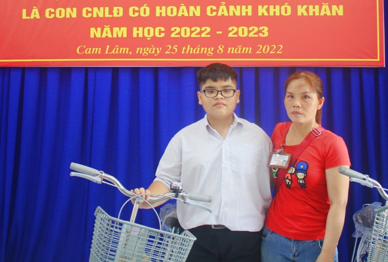 LĐLĐ tỉnh Khánh Hòa: Trao tặng học bổng, xe đạp cho con công nhân có hoàn cảnh khó khăn