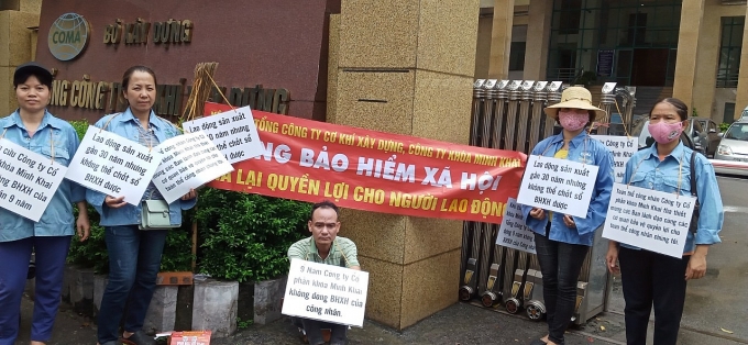 Hơn 10 công nhân không quản ngại mưa gió có mặt tại 125D Minh Khai để đồi quyền lợi cho minh