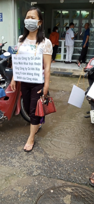 Nét mặt mệ mỏi sau thời gian dài chịu nhiều thiệt thòi khi 9 năm đằng đẵng Công ty CP Khóa Minh Khai không đóng bảo hiểm cho NLĐ. Ảnh: PV