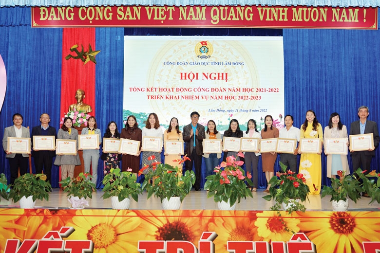 282 tác phẩm vào vòng chung kết Giải Báo chí về công nhân và Công đoàn tỉnh Lâm Đồng 282 tác phẩm vào vòng chung kết Giải Báo chí về công nhân và Công đoàn tỉnh Lâm Đồng
