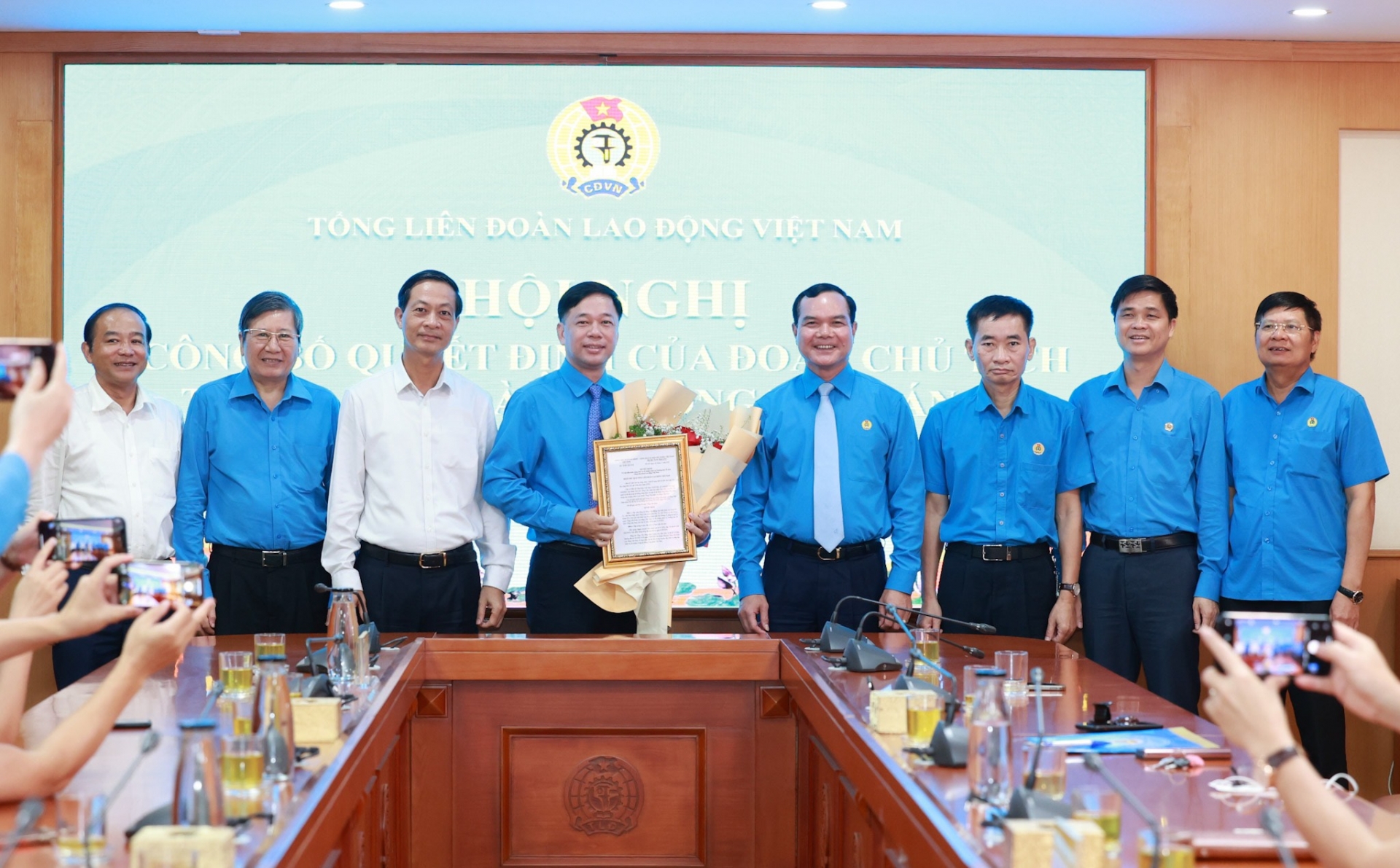 Tổng Liên đoàn công bố quyết định tiếp nhận và bổ nhiệm cán bộ Tổng Liên đoàn công bố quyết định tiếp nhận và bổ nhiệm cán bộ