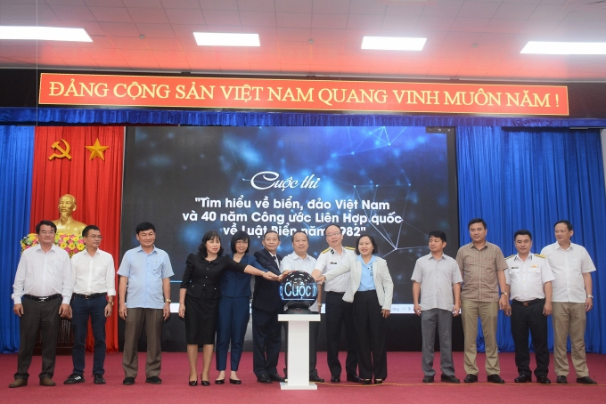 Các đại biểu ấn nút phát động cuộc thi