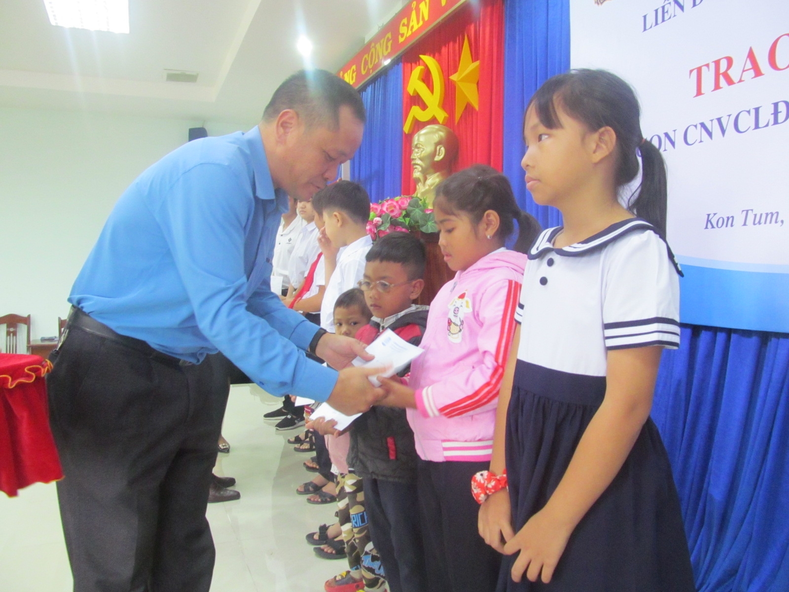 LĐLĐ tỉnh Kon Tum: Trao học bổng cho con công nhân lao động đầu năm học mới