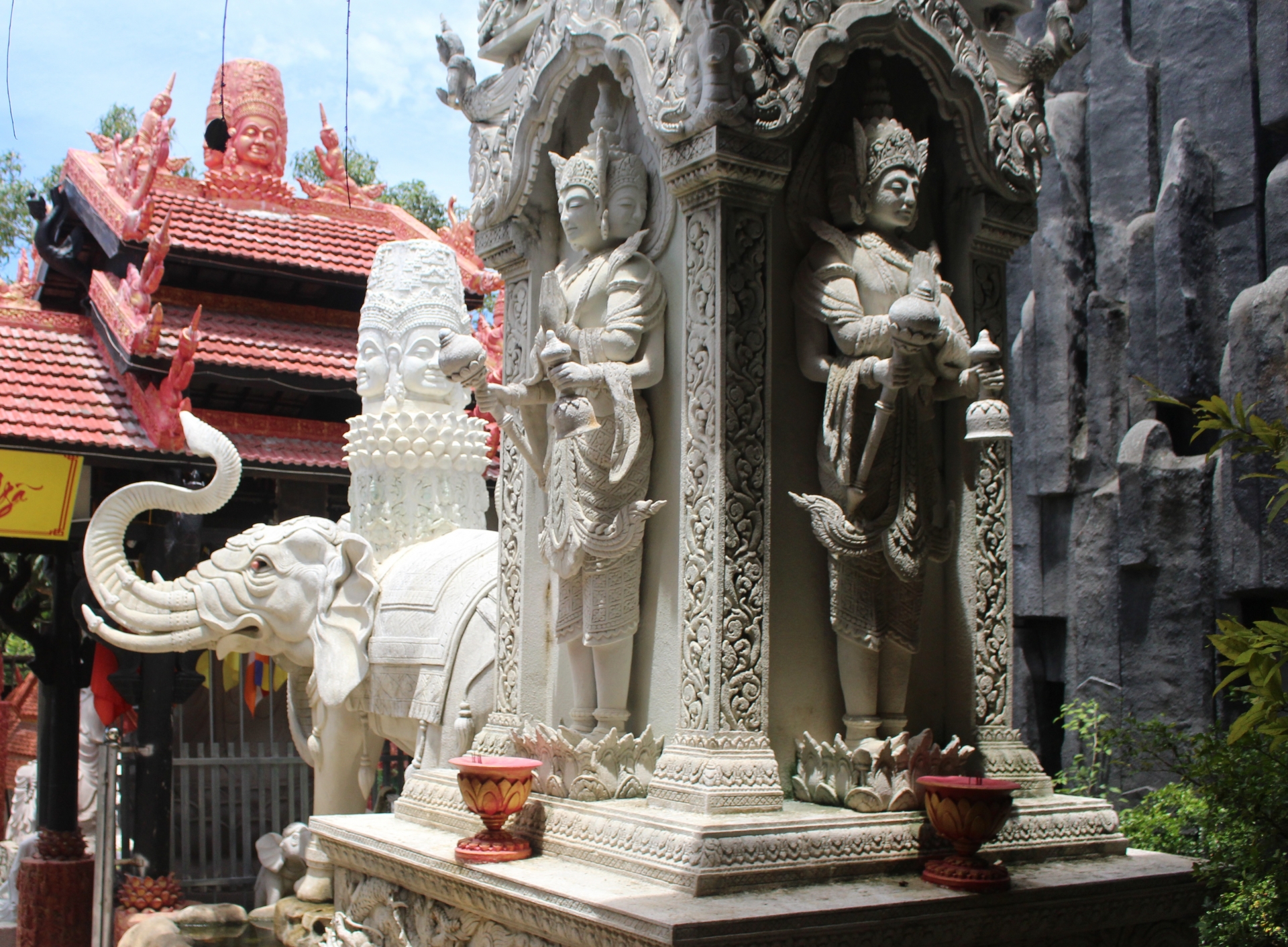 Ngắm ngôi chùa mang đậm kiến trúc Ấn Độ - Myanmar tại xứ biển