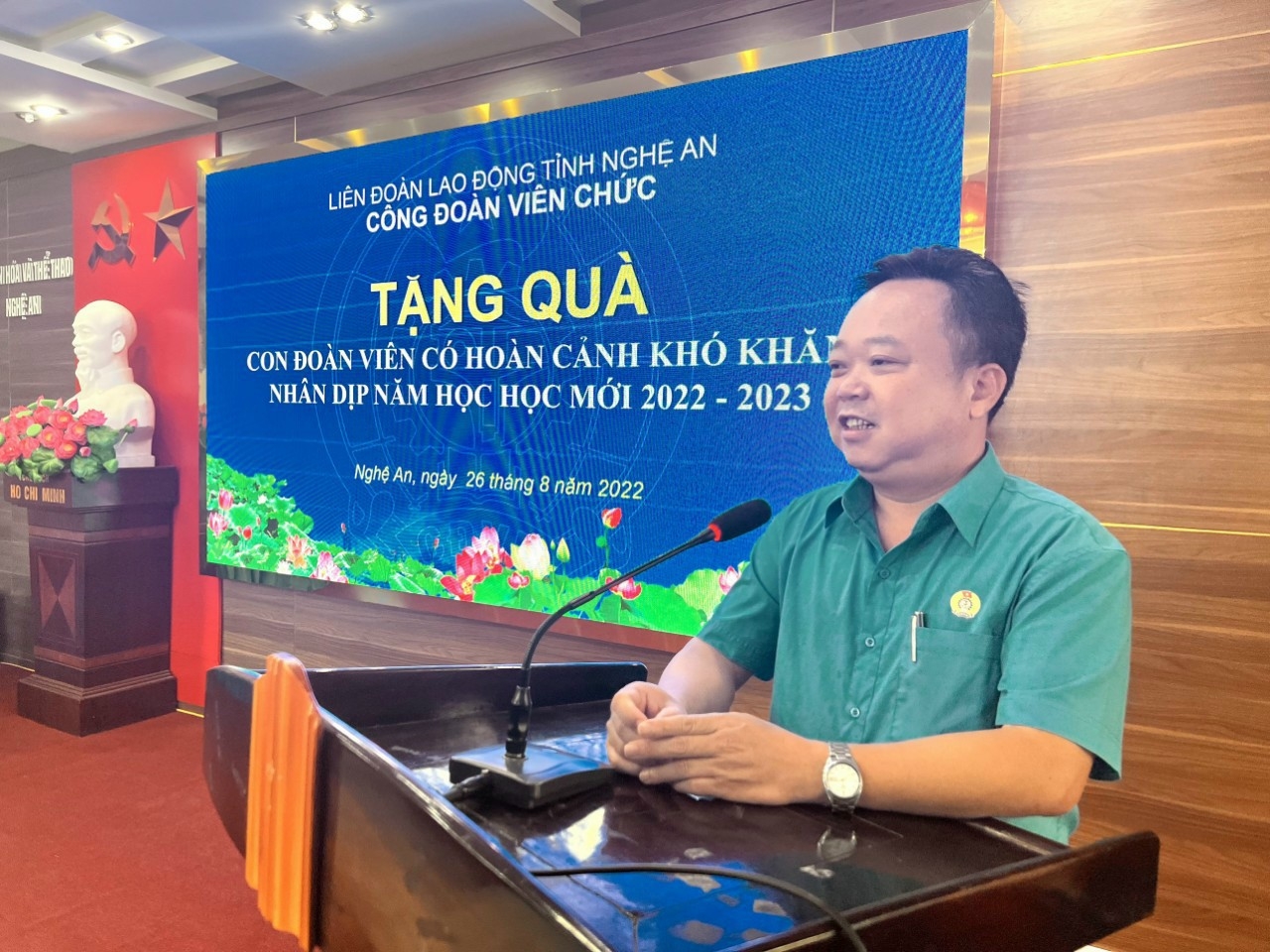 Công đoàn Viên chức Nghệ An trao quà cho con đoàn viên có hoàn cảnh khó khăn Công đoàn Viên chức Nghệ An trao quà cho con đoàn viên có hoàn cảnh khó khăn