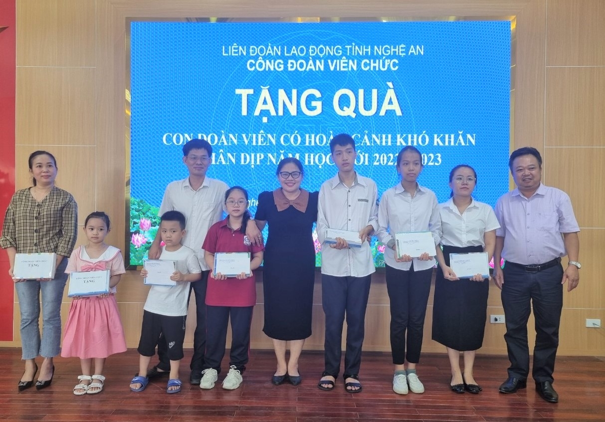Công đoàn Viên chức Nghệ An trao quà cho con đoàn viên có hoàn cảnh khó khăn Công đoàn Viên chức Nghệ An trao quà cho con đoàn viên có hoàn cảnh khó khăn