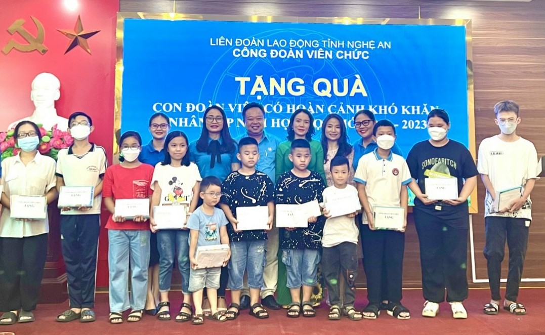 Công đoàn Viên chức Nghệ An trao quà cho con đoàn viên có hoàn cảnh khó khăn Công đoàn Viên chức Nghệ An trao quà cho con đoàn viên có hoàn cảnh khó khăn
