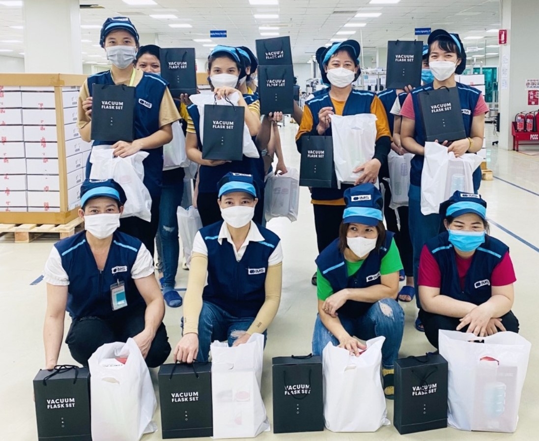 Công nhân vui vẻ đón nhận quà Trung thu