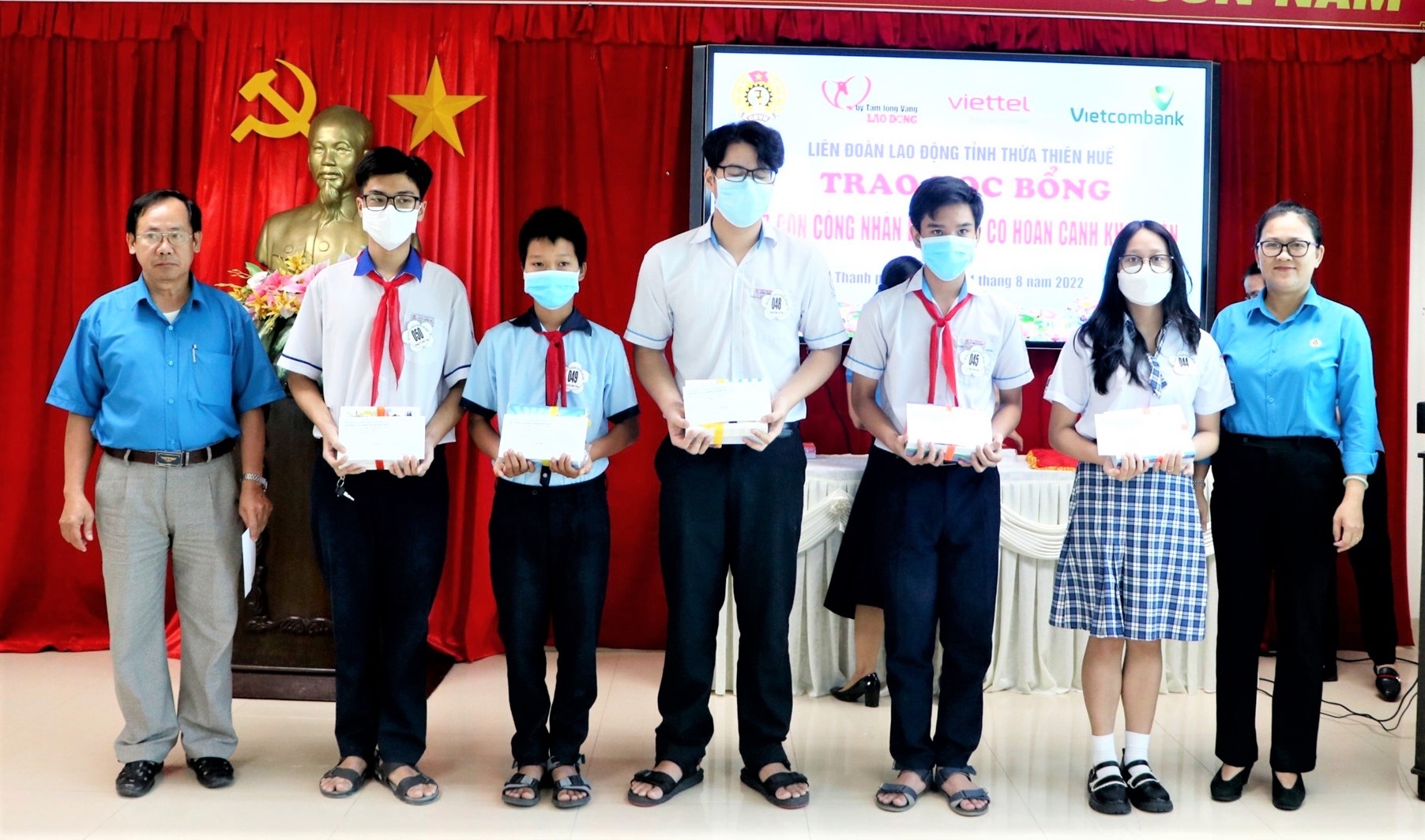 Con công nhân lao động TP. Huế vui mừng đón nhận học bổng từ công đoàn