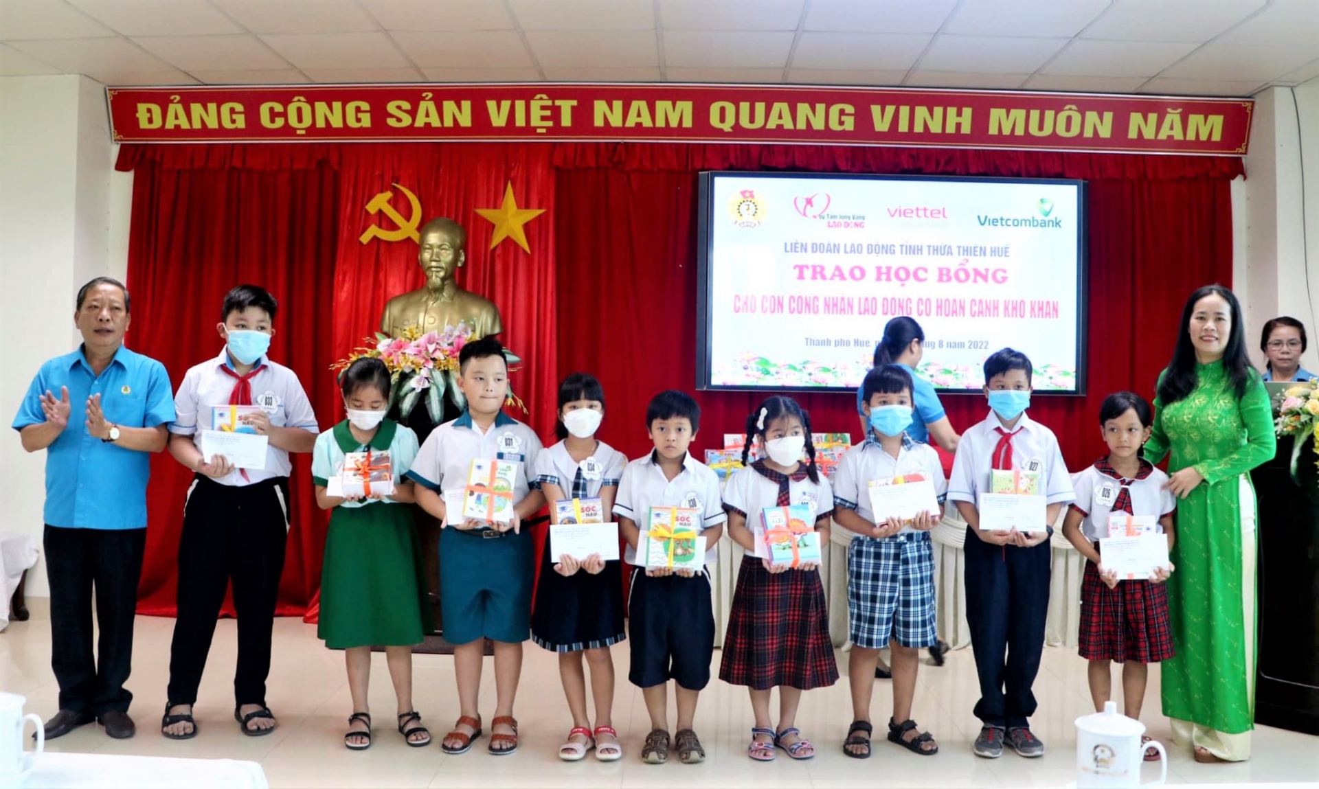 Con công nhân lao động TP. Huế vui mừng đón nhận học bổng từ công đoàn